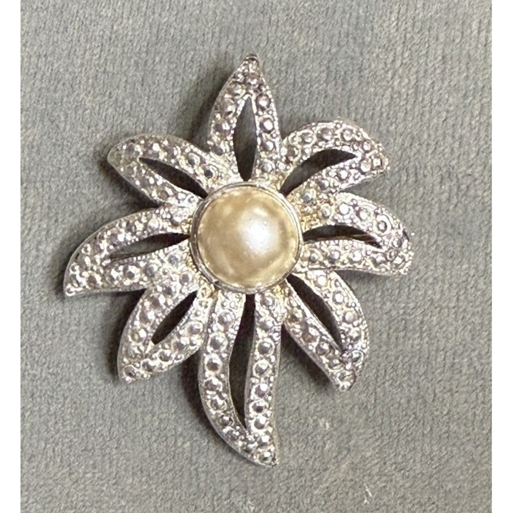 Danecraft Silver-tone Floral Brooch with Faux Pearl Center 1.5‎ x 1.75 inches - Picture 2 of 3